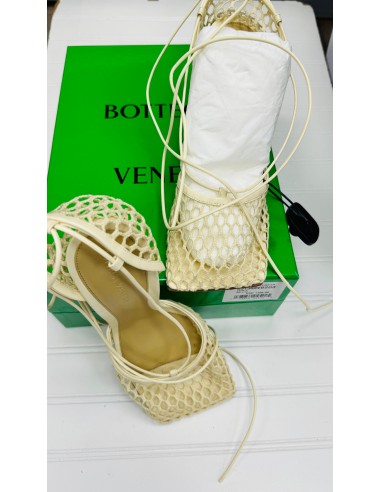 Sandals Luxury Designer By Bottega Veneta In Cream, Size: 9.5 Livraison rapide